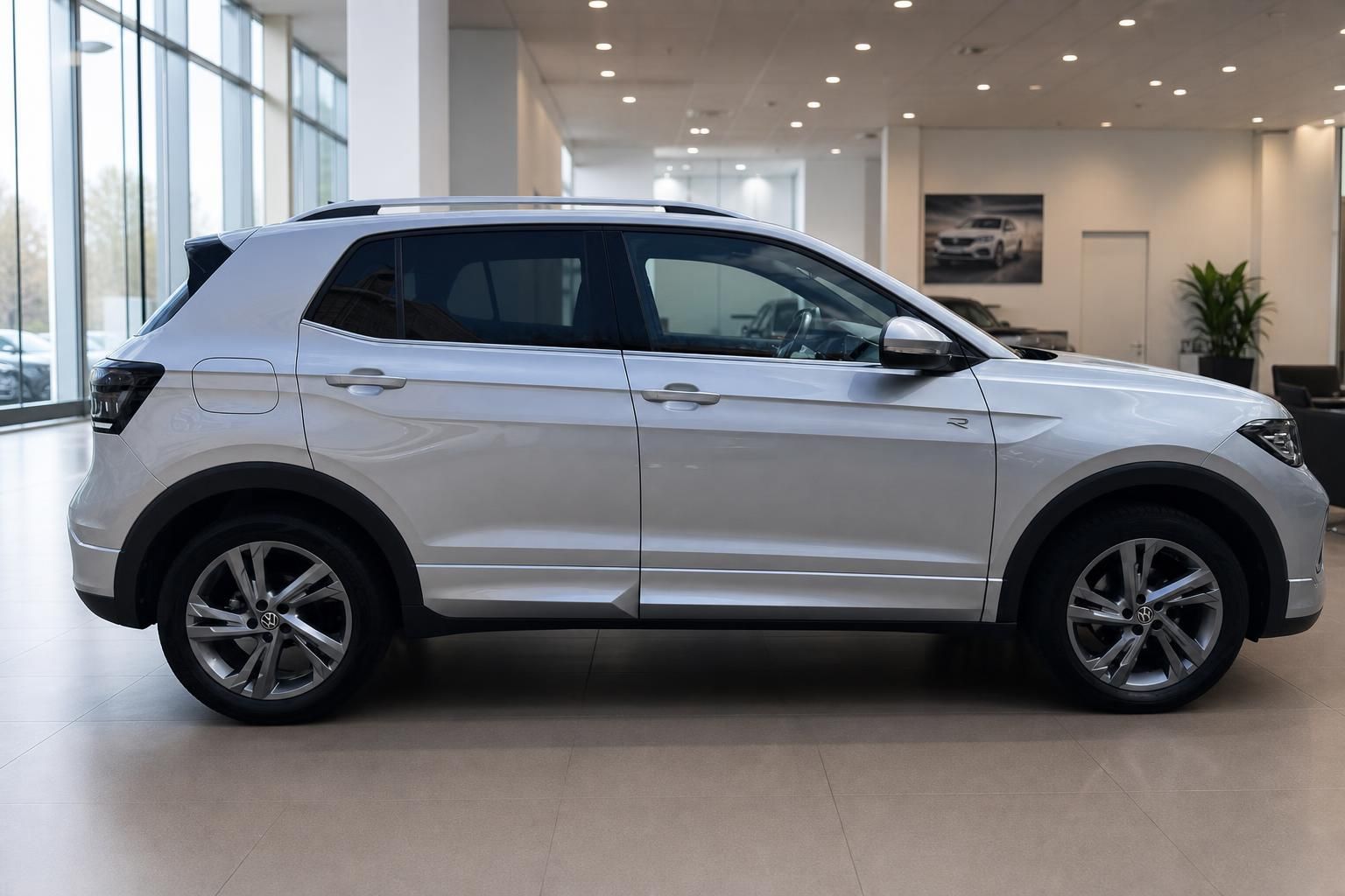 VW T-Cross R-Line silber Seitenansicht im Autohaus – kompakter SUV mit Alufelgen