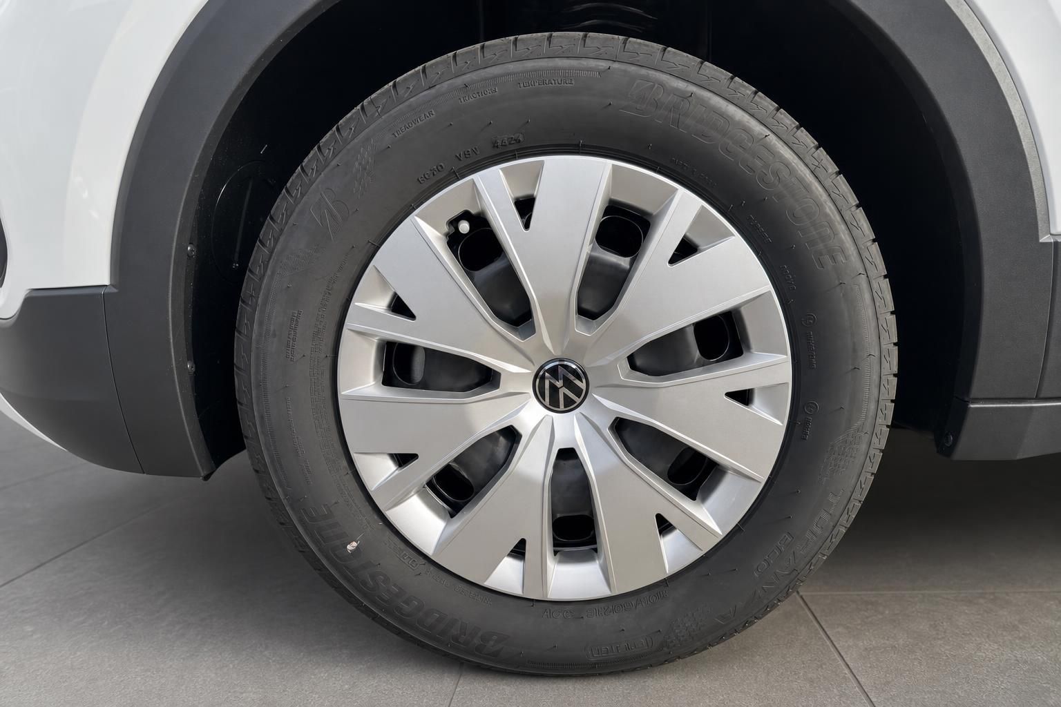Volkswagen Felge mit Bridgestone Reifen – Detailaufnahme Rad eines weißen VW SUV