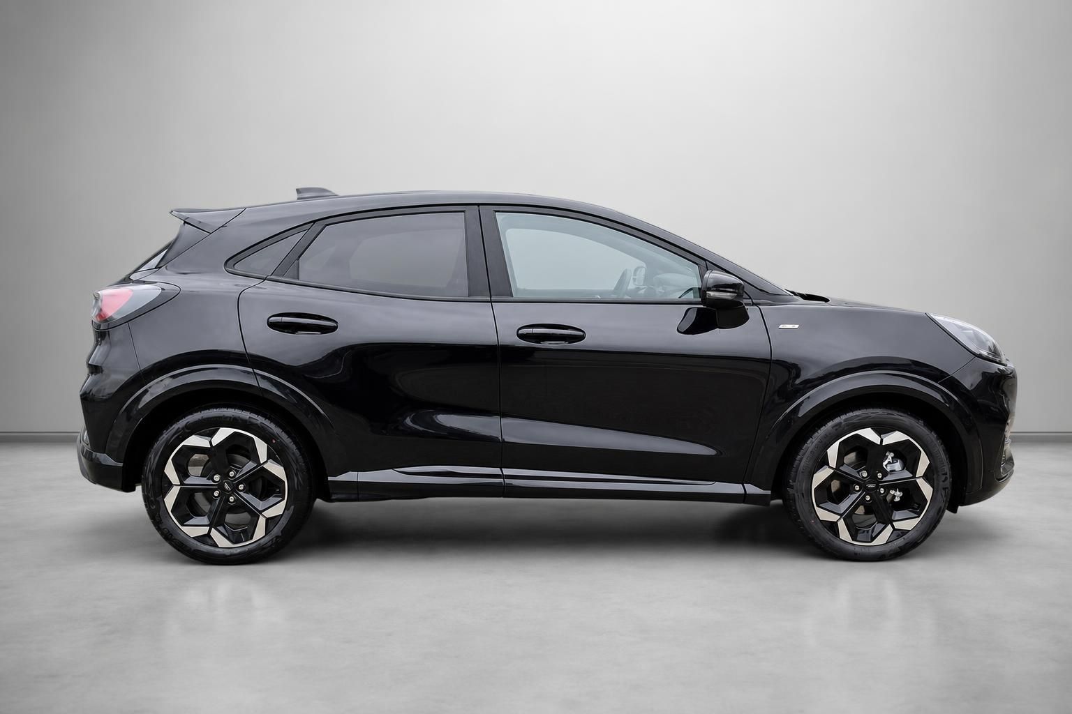 Schwarzer Ford Puma SUV Seitenansicht im Fotostudio