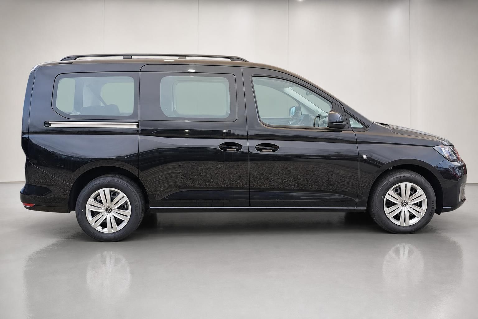 VW Caddy schwarz Seitenansicht Van Studioaufnahme