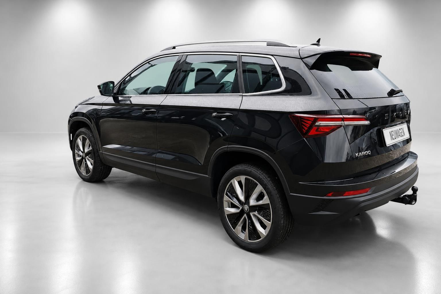 Skoda Karoq schwarz Heckansicht Neuwagen SUV im Studio