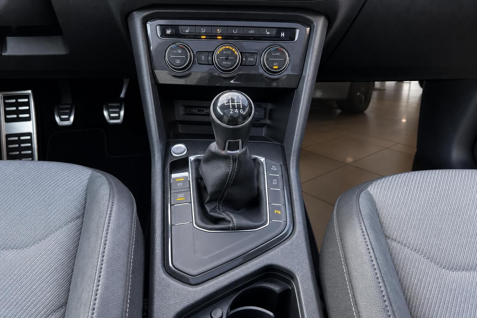 VW Innenraum Mittelkonsole mit 6-Gang-Schaltgetriebe, Klimaautomatik und Sportsitzen in Grau