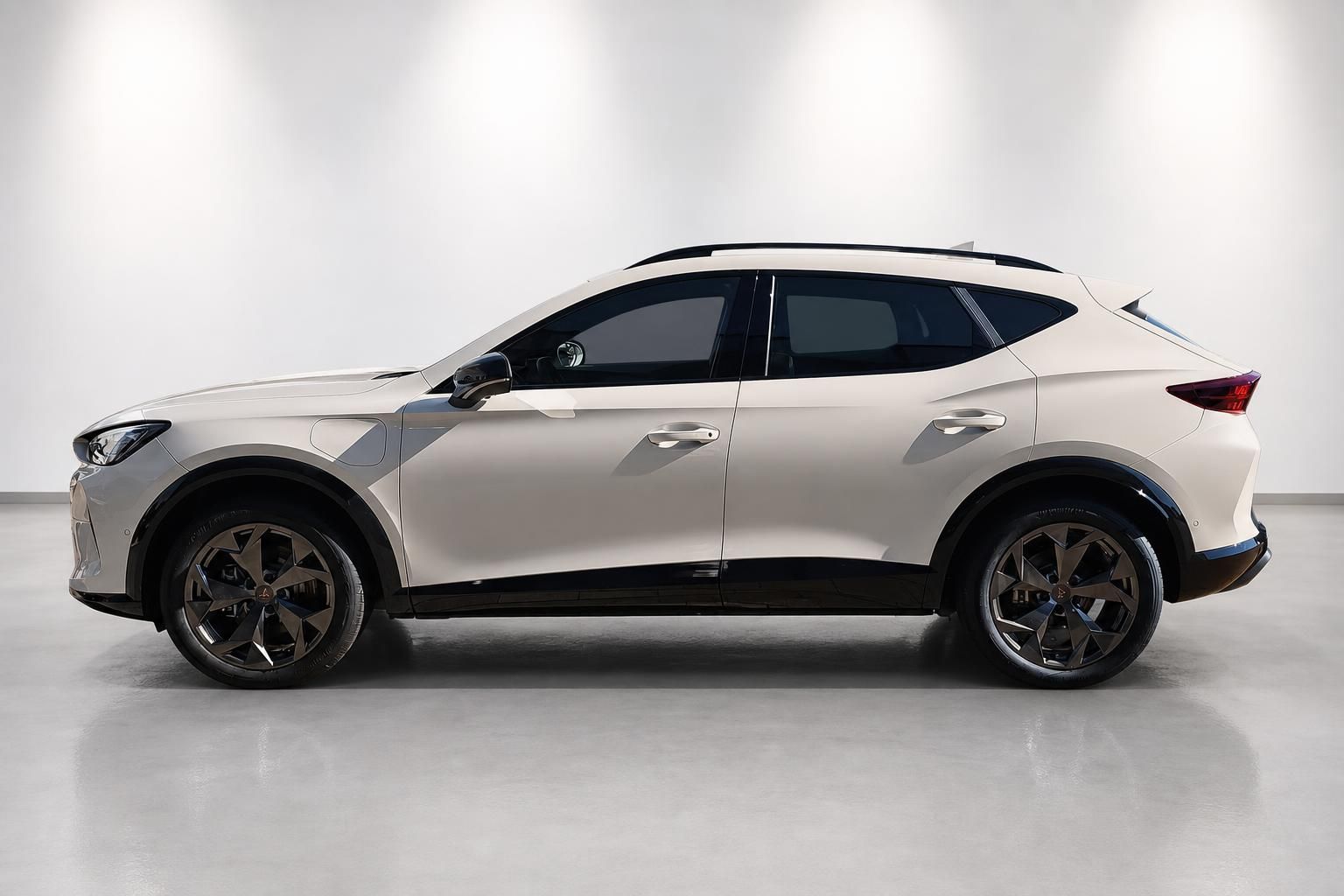 Weißes Cupra Formentor SUV Coupe Seitenansicht im Studio