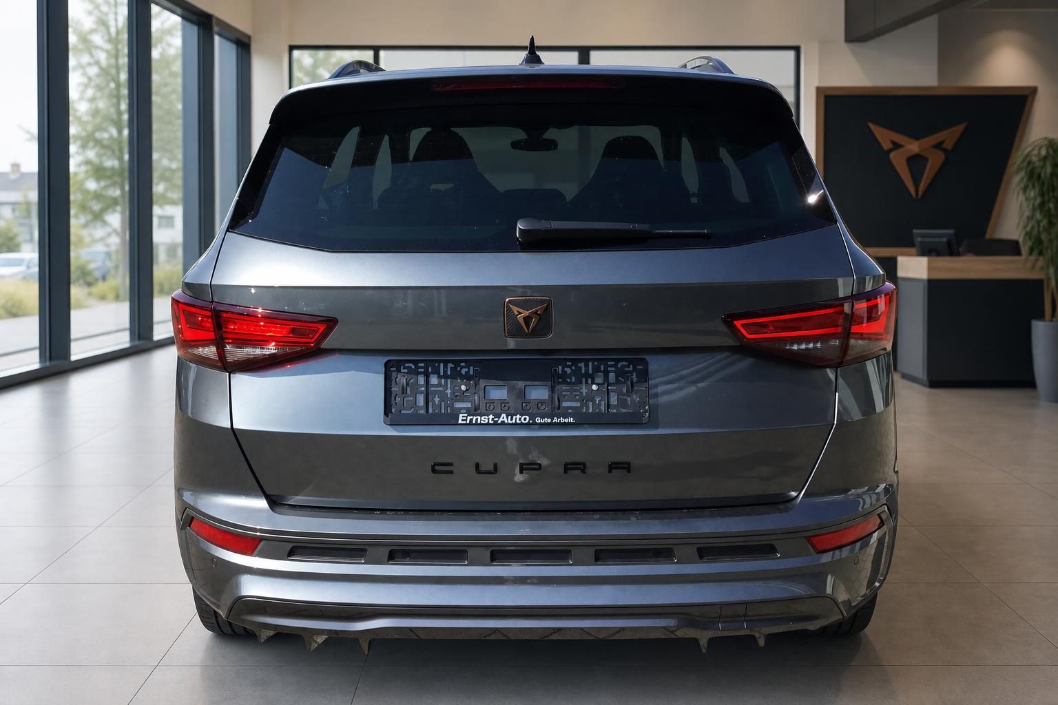 Cupra Ateca SUV Heckansicht grau im Autohaus – sportliches Design mit LED-Rückleuchten