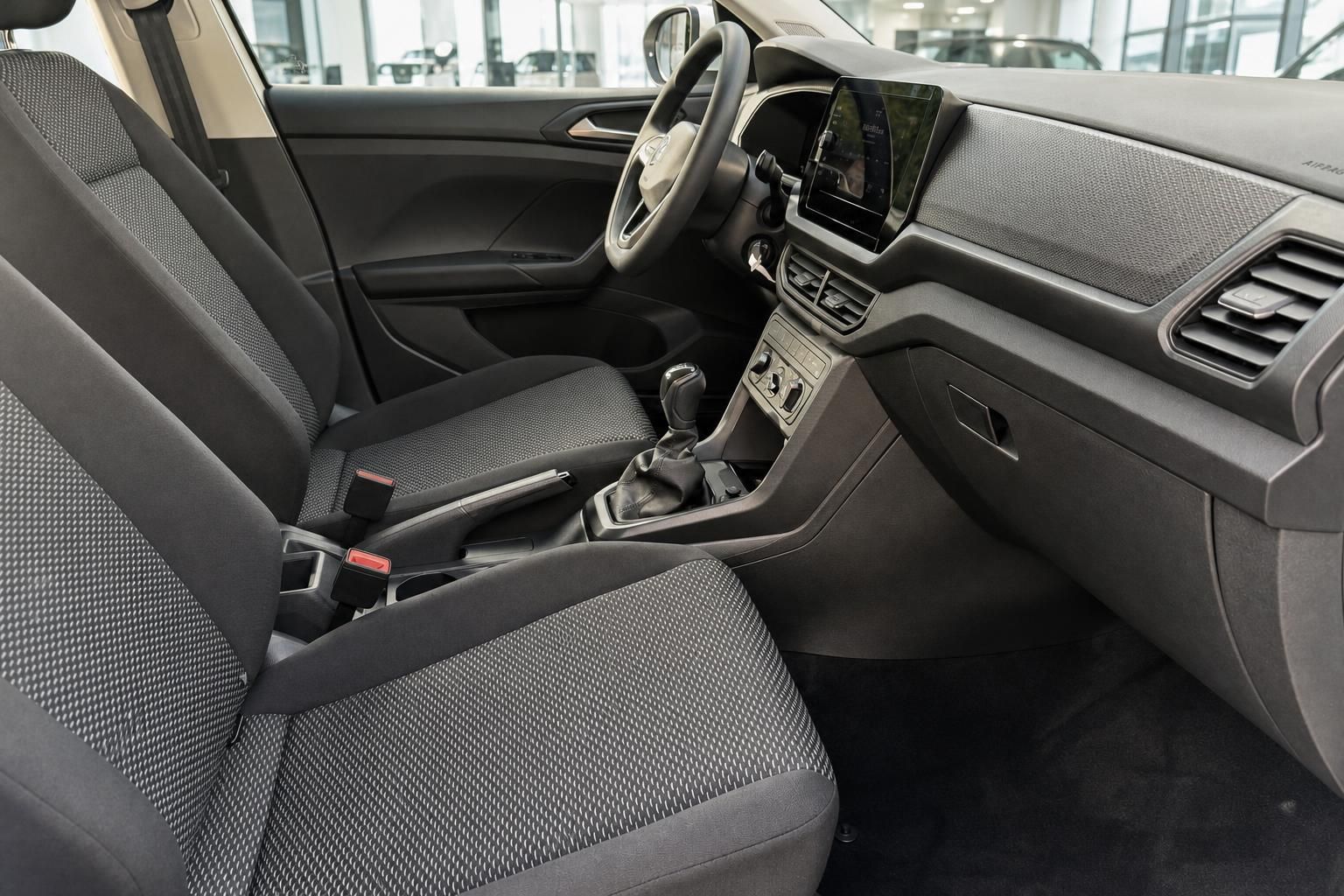 VW T-Cross Innenraum – Vordersitze, Schaltgetriebe, Touchscreen und Armaturenbrett in grau