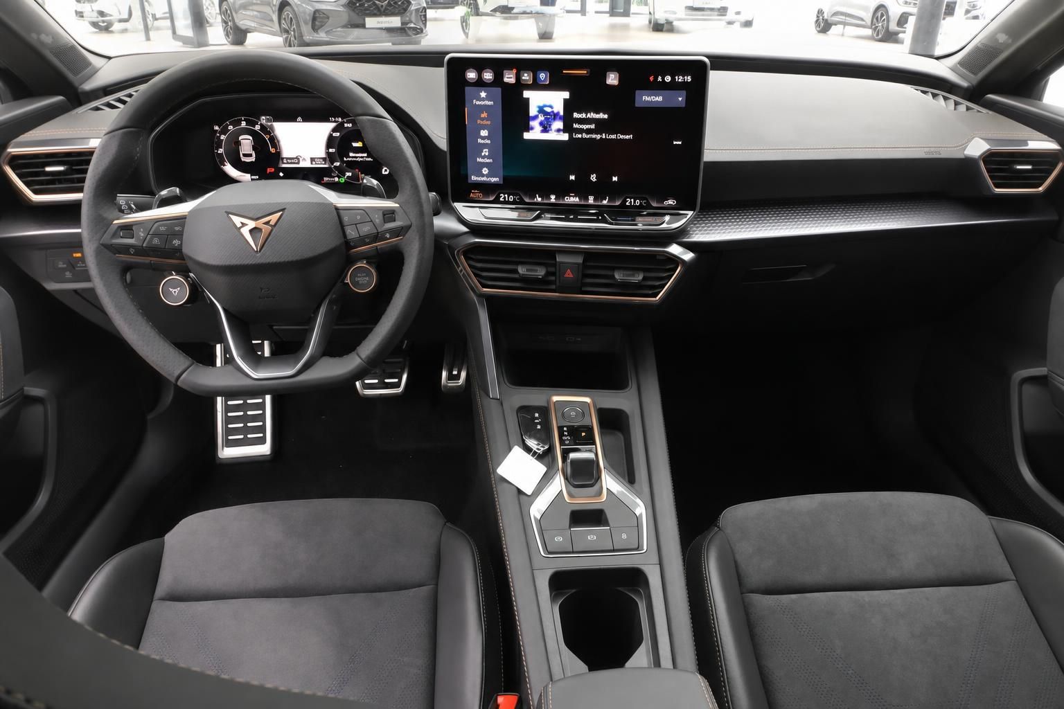 CUPRA Innenraum mit Lenkrad, digitalem Cockpit, Infotainment-Display und Alcantara-Sitzen