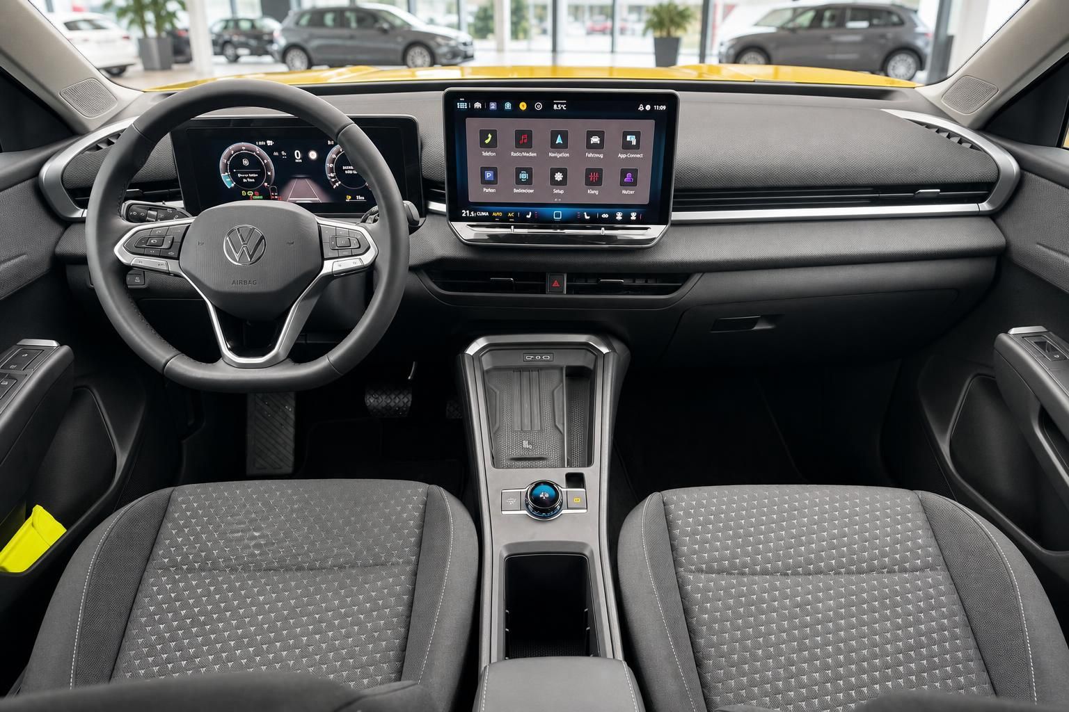 Volkswagen ID.4 Innenraum mit Cockpit, Lenkrad, Touchscreen und grauen Stoffsitzen