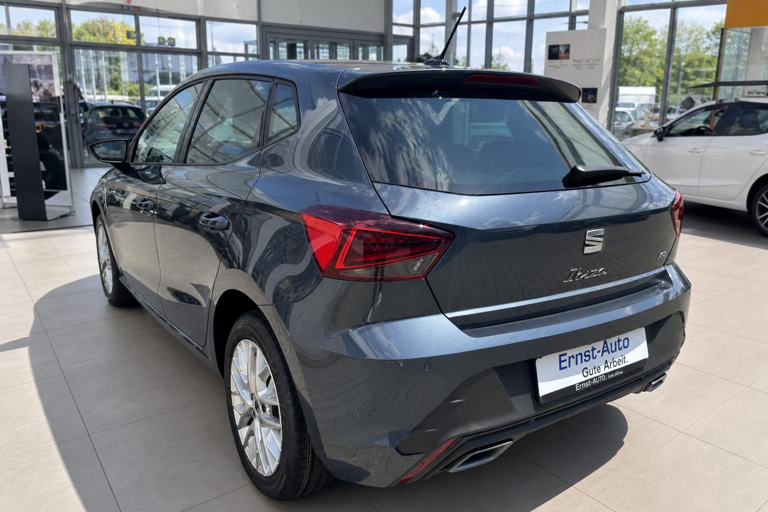 SEAT Ibiza grau metallic Heckansicht im Autohaus – kompakter Kleinwagen mit LED-Rückleuchten