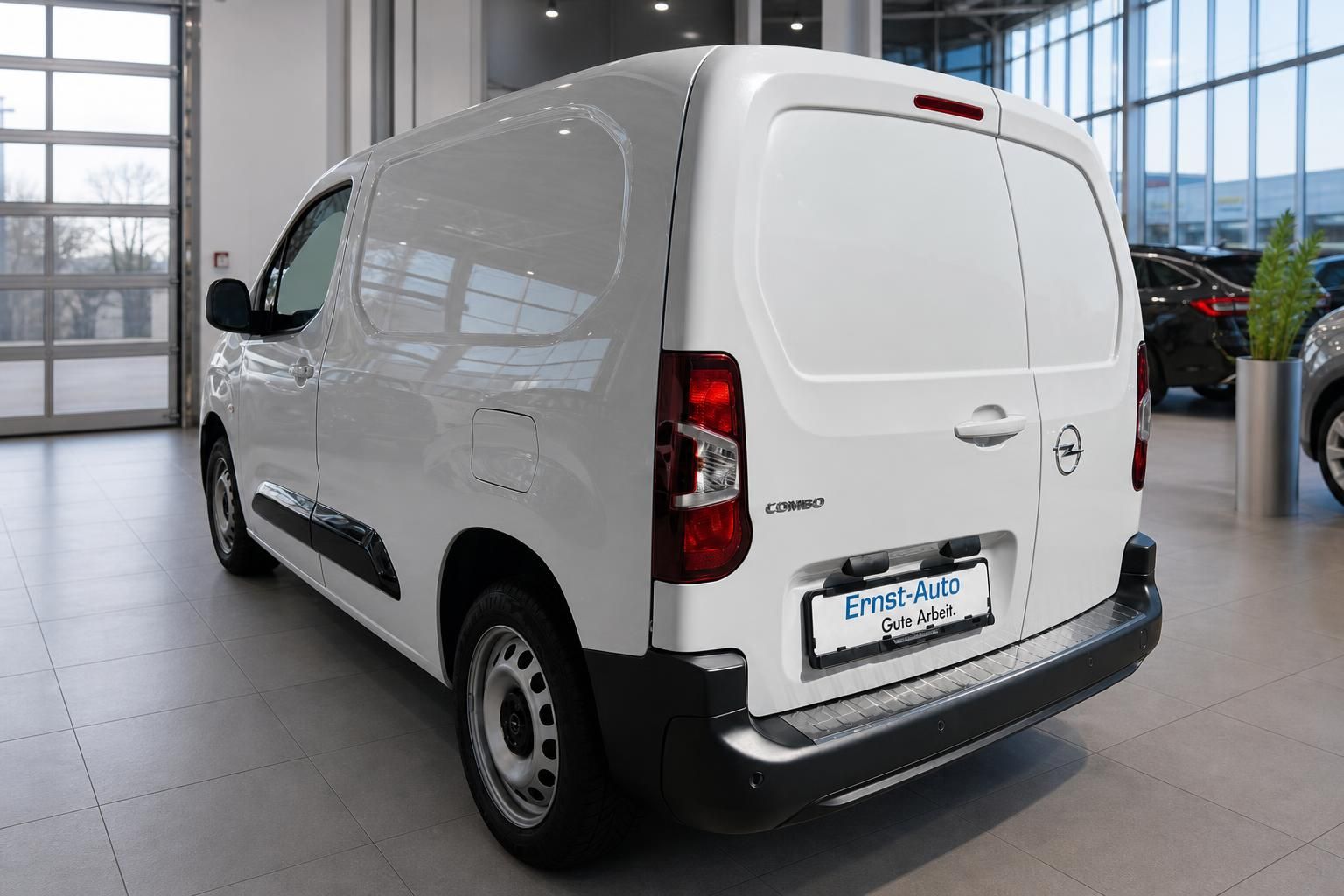 Opel Combo Cargo weiß Heckansicht im Autohaus – kompakter Kastenwagen