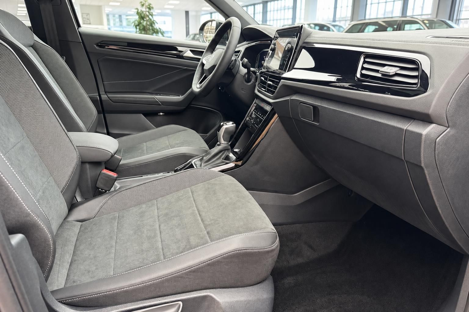 VW Innenraum Vordersitze grau Alcantara Mittelkonsole Touchscreen Automatik