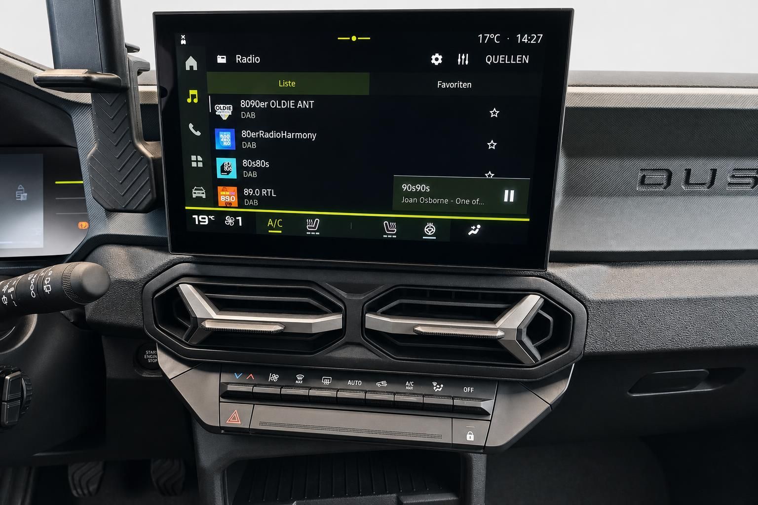 Dacia Duster Infotainment-System mit Radio und Klimabedienung im Cockpit