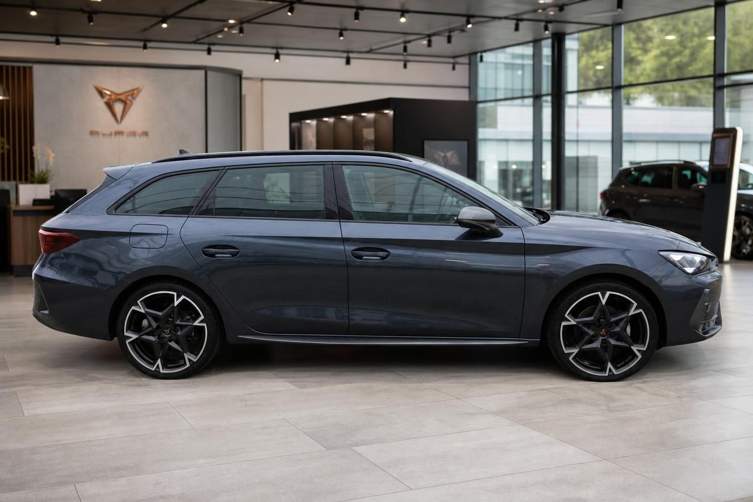 CUPRA Leon Sportstourer grau Seitenansicht im Autohaus Showroom