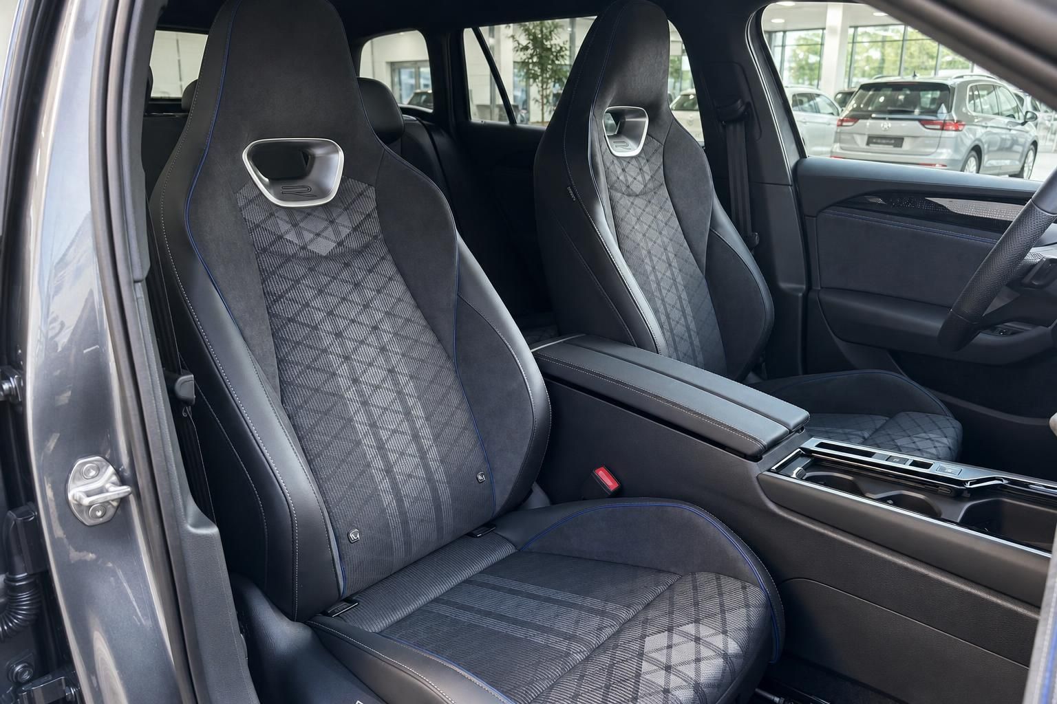 Volkswagen Golf R Innenraum – schwarze Sportsitze mit blauer Naht und Rautenmuster, Mittelkonsole