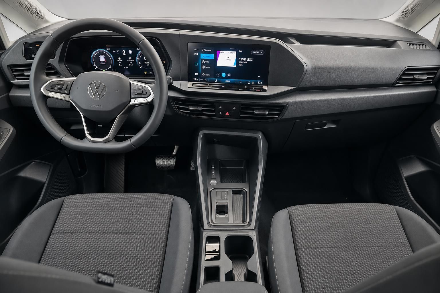 VW Innenraum mit Cockpit, Lenkrad und digitalem Infotainment-Display