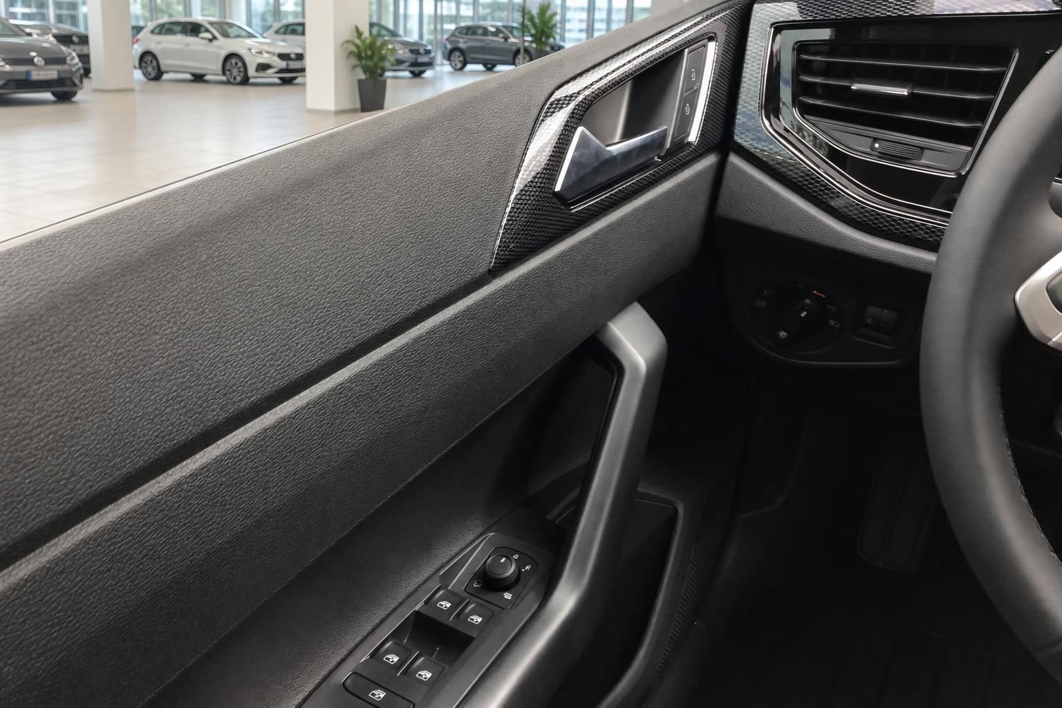 VW Fahrzeug Innenraum – Fahrertür mit Fensterheber, Türgriff und Carbon-Dekor im Autohaus