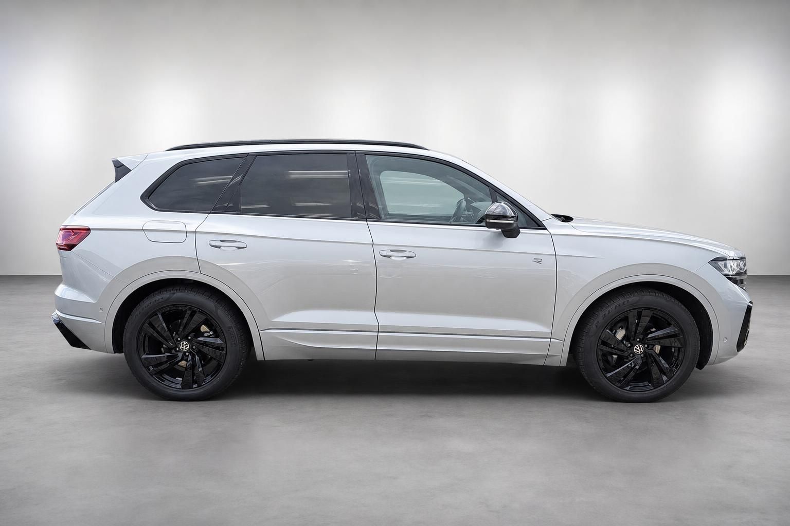 VW Touareg silber SUV Seitenansicht mit schwarzen Alufelgen im Studio