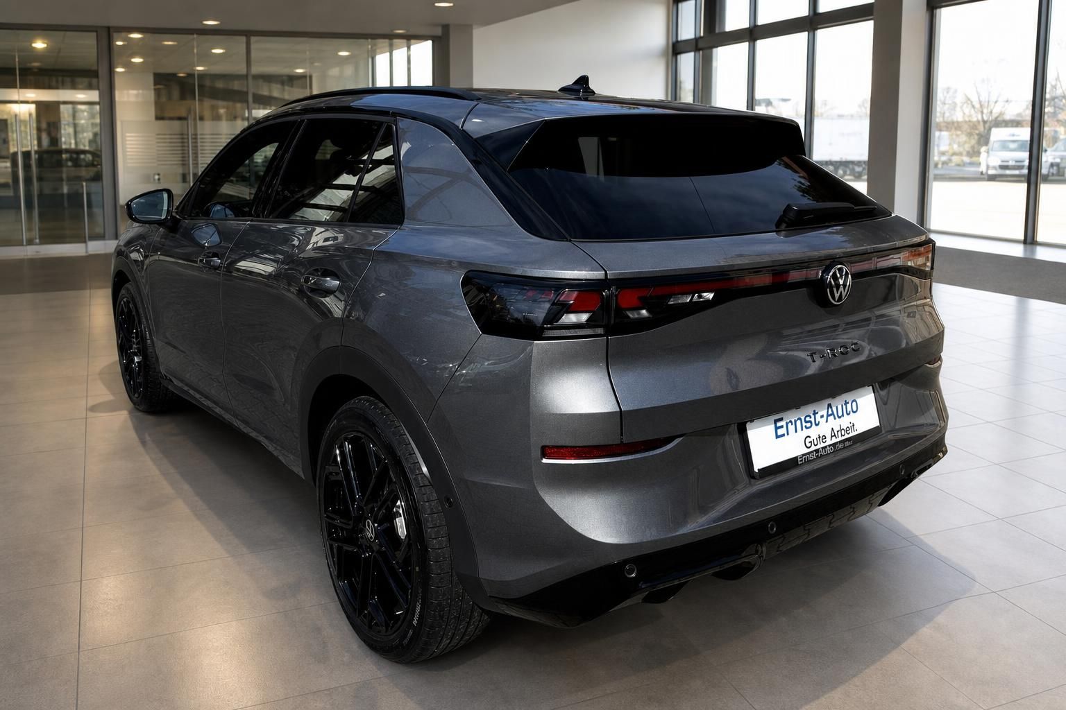 VW T-Roc grau Heckansicht im Autohaus – schwarze Felgen, LED-Rückleuchten, Showroom