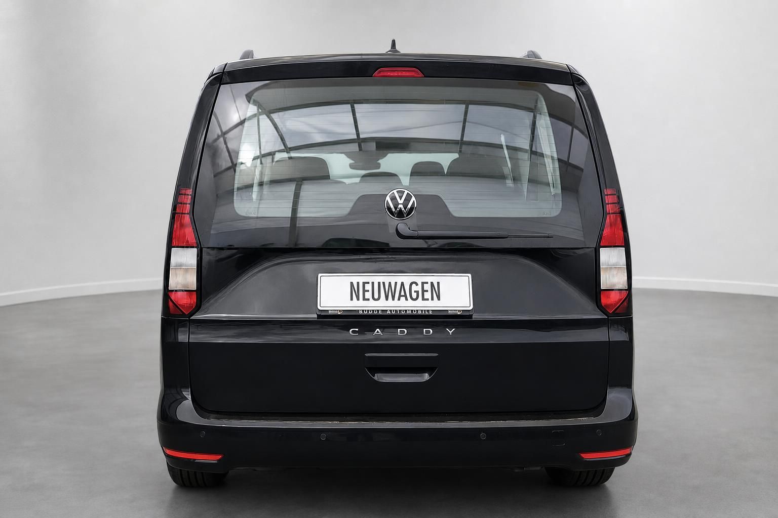 VW Caddy schwarz Heckansicht Neuwagen im Studio