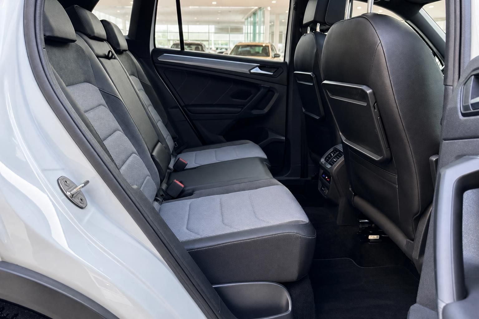 VW Tiguan Innenraum Rücksitzbank – schwarze Leder-Stoff-Sitze mit grauem Bezug im Autohaus