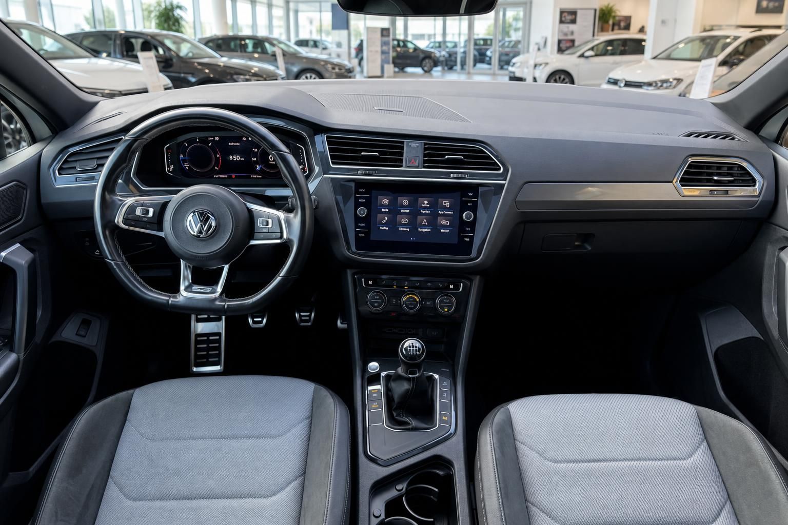 VW Tiguan Innenraum – Cockpit mit Lenkrad, Infotainment-Display und Schaltgetriebe