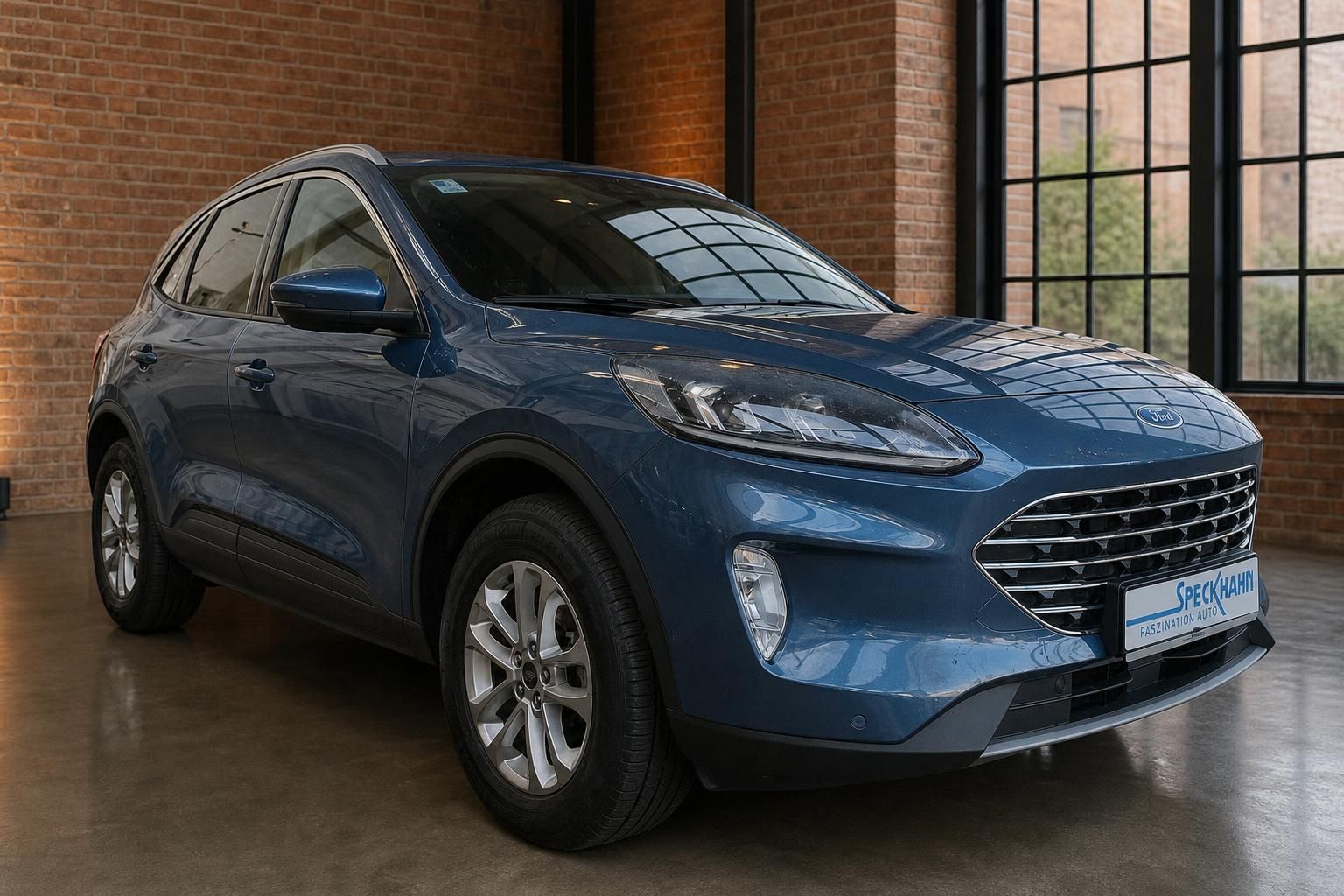 Ford Kuga blau metallic SUV Frontansicht im Autohaus Showroom
