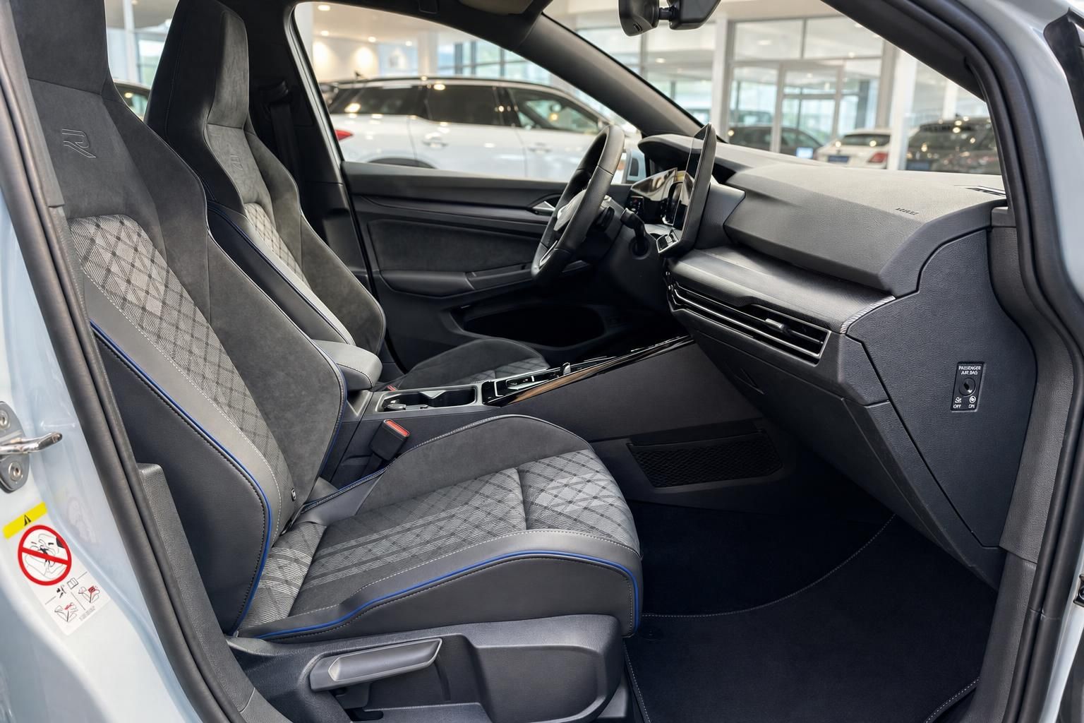 VW Golf R Innenraum Vordersitze mit Alcantara-Sportsitzen und digitalem Cockpit