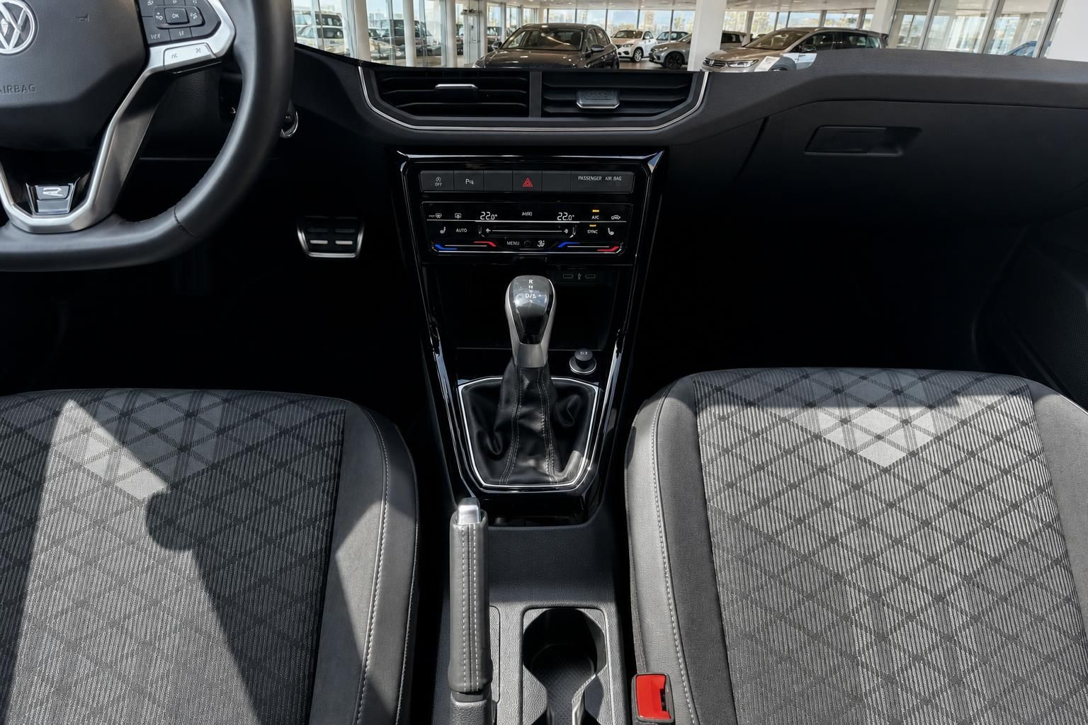 VW Innenraum Mittelkonsole mit Automatikgetriebe, Klimaanlage und Stoffsitzen in grau