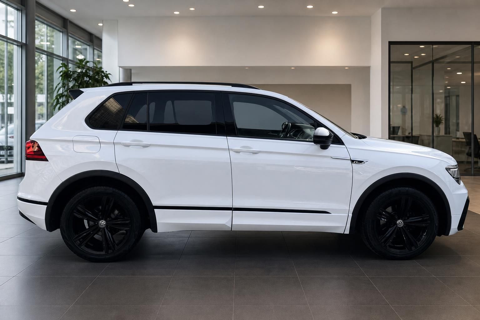 VW Tiguan R-Line weiss Seitenansicht im Autohaus mit schwarzen Felgen