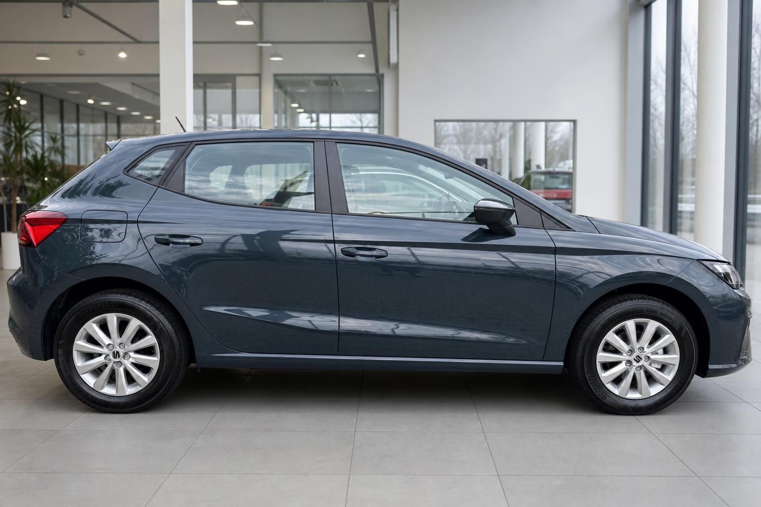 SEAT Ibiza dunkelblau Seitenansicht im Autohaus – 5-türiger Kleinwagen in grau-blauer Metallic-Lackierung