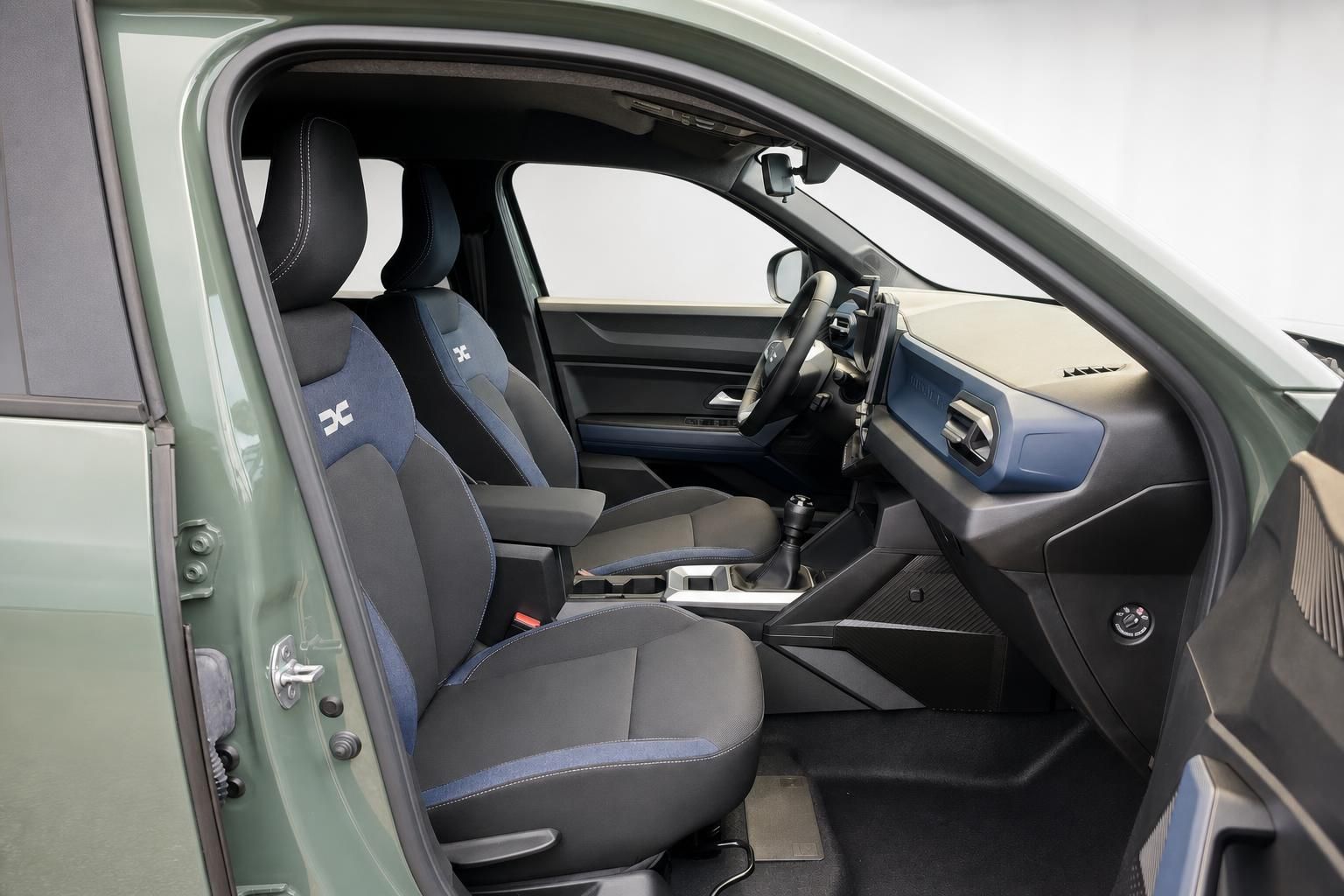 Innenraum eines Dacia Duster mit blau-schwarzen Sportsitzen und Cockpit