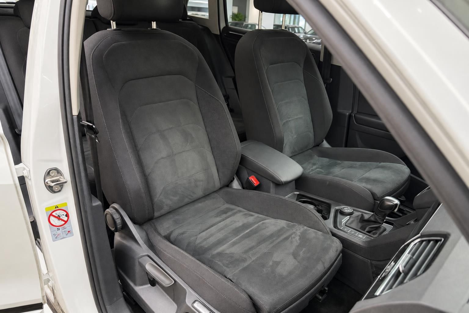 VW Innenraum Vordersitze Alcantara grau mit Mittelkonsole und Schaltgetriebe