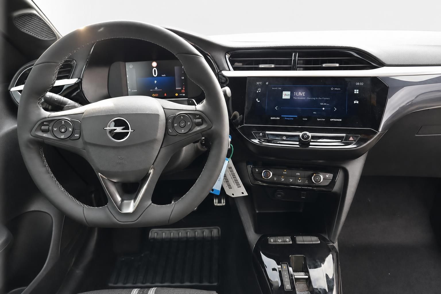 Opel Innenraum mit Lenkrad, Digitaltacho und Infotainment-Display