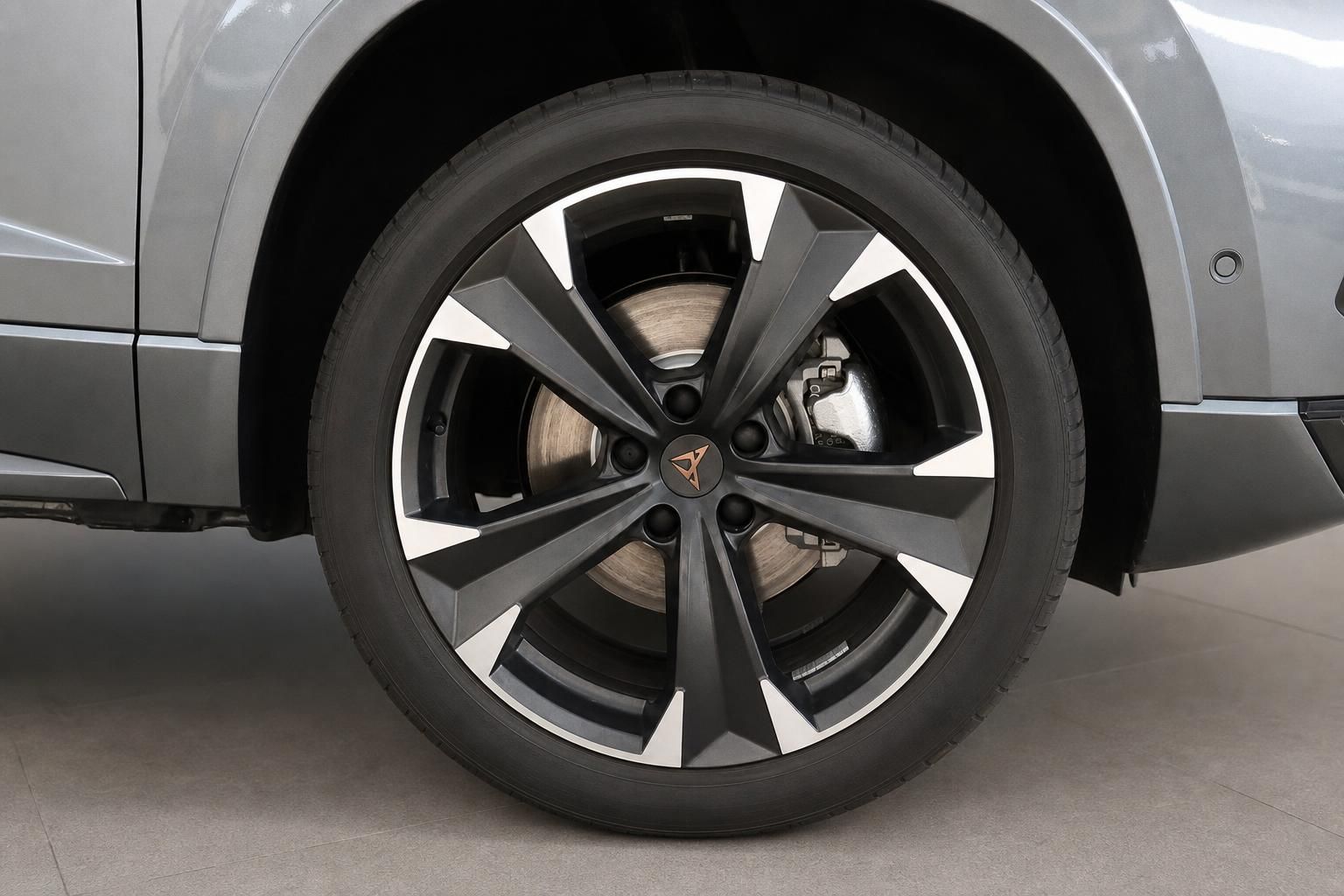 CUPRA Leichtmetallfelge Detailaufnahme – sportliche 5-Speichen-Alufelge grau poliert mit Bremsscheibe