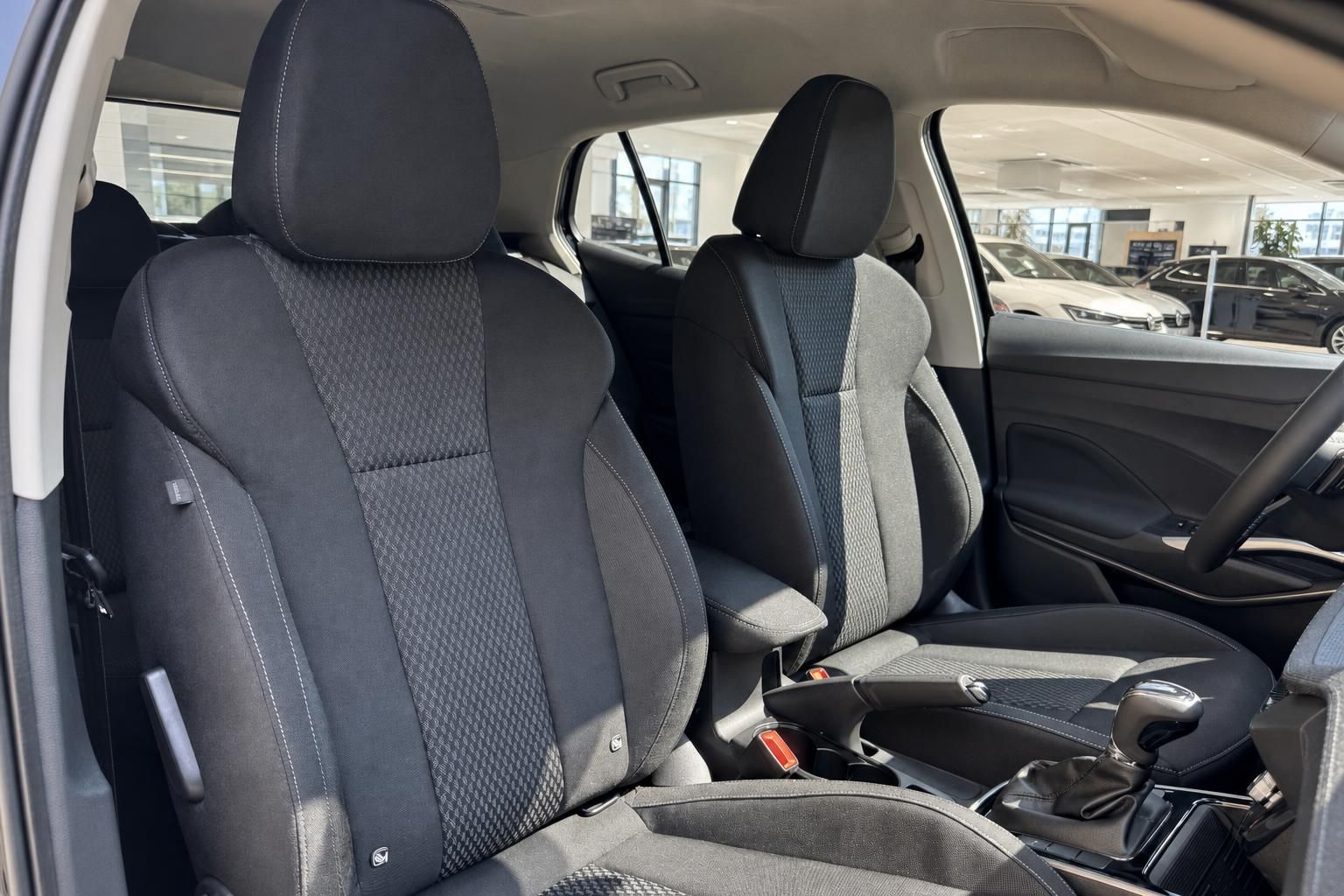 Fahrzeuginnenraum mit schwarzen Stoffsitzen und Mittelkonsole im Autohaus