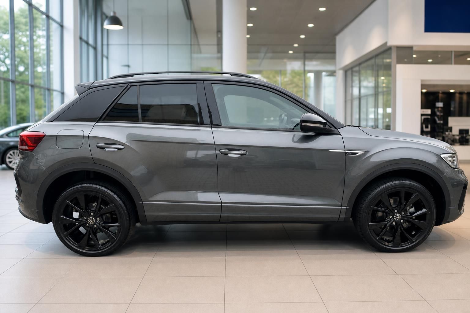 VW T-Roc grau Seitenansicht im Autohaus mit schwarzen Felgen