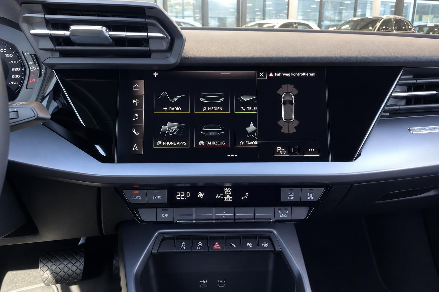 Audi Innenraum Mittelkonsole mit MMI Touchscreen Infotainment Navigation Klimasteuerung