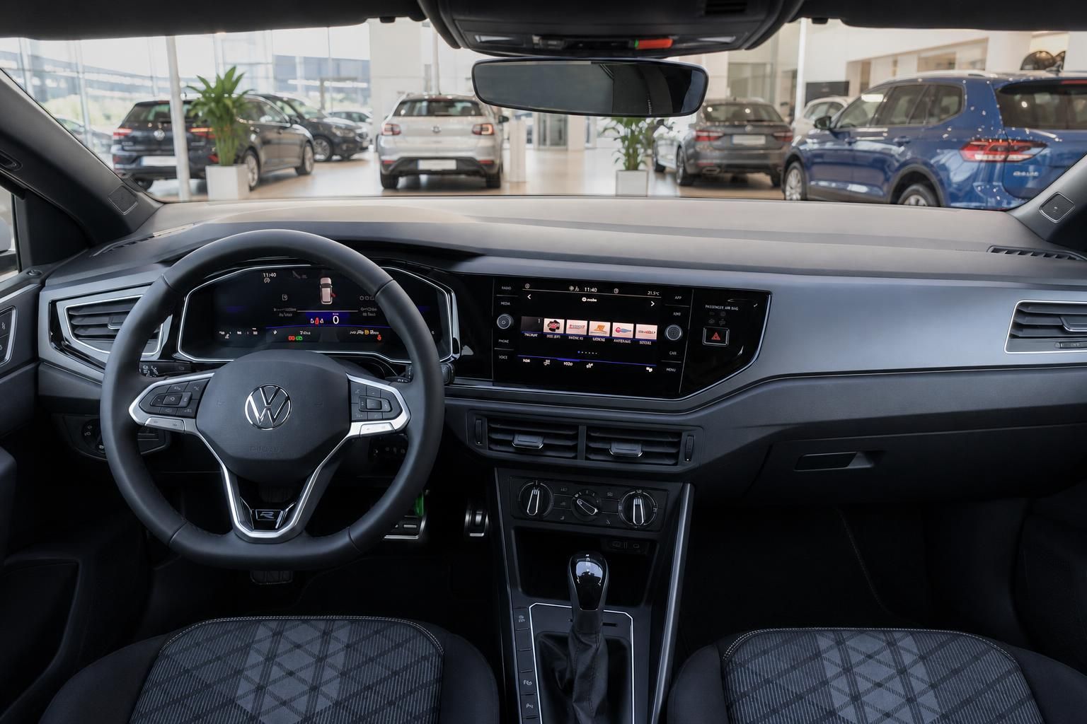 VW Innenraum Cockpit mit Lenkrad, Digitaltacho und Touchscreen-Infotainment im Autohaus