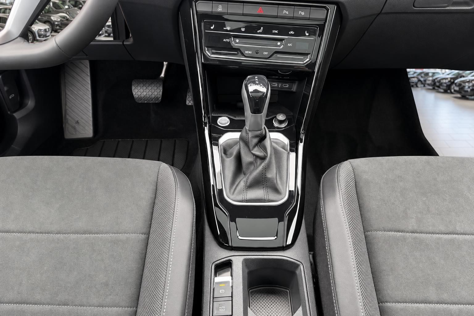 Fahrzeug Innenraum Mittelkonsole mit Automatikgetriebe, Klimabedienung und grauen Alcantara-Sitzen