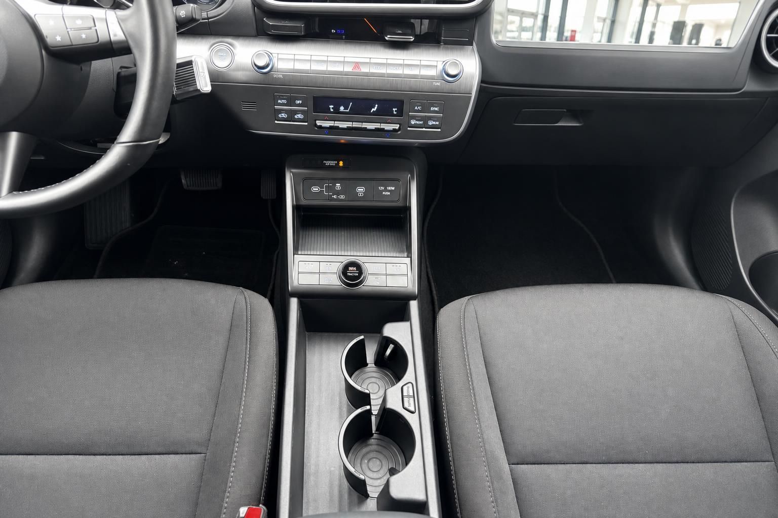 Fahrzeug Innenraum Mittelkonsole mit Klimabedienung, Cupholders und Fahrersitz – modernes SUV Cockpit