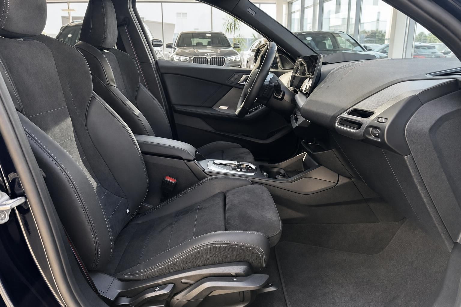 BMW Innenraum schwarze Alcantara-Sportsitze Mittelkonsole Automatikgetriebe Curved Display