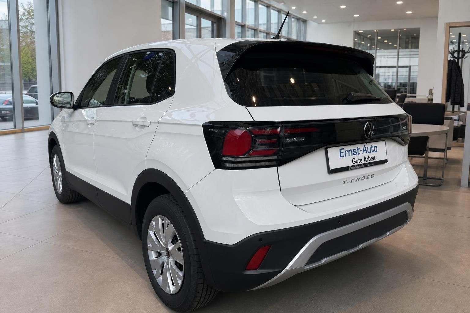 VW T-Cross weiß Heckansicht im Autohaus – kompakter SUV mit LED-Rückleuchten