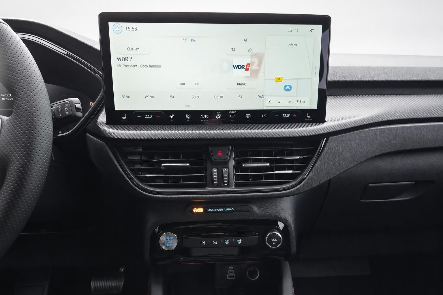 Cockpit mit Touchscreen und Klimabedienung im Fahrzeuginterieur