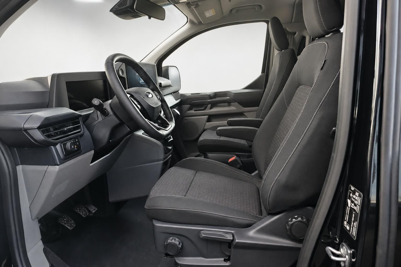 Innenraum eines Ford Transit Transporters mit Sitzen und Cockpit