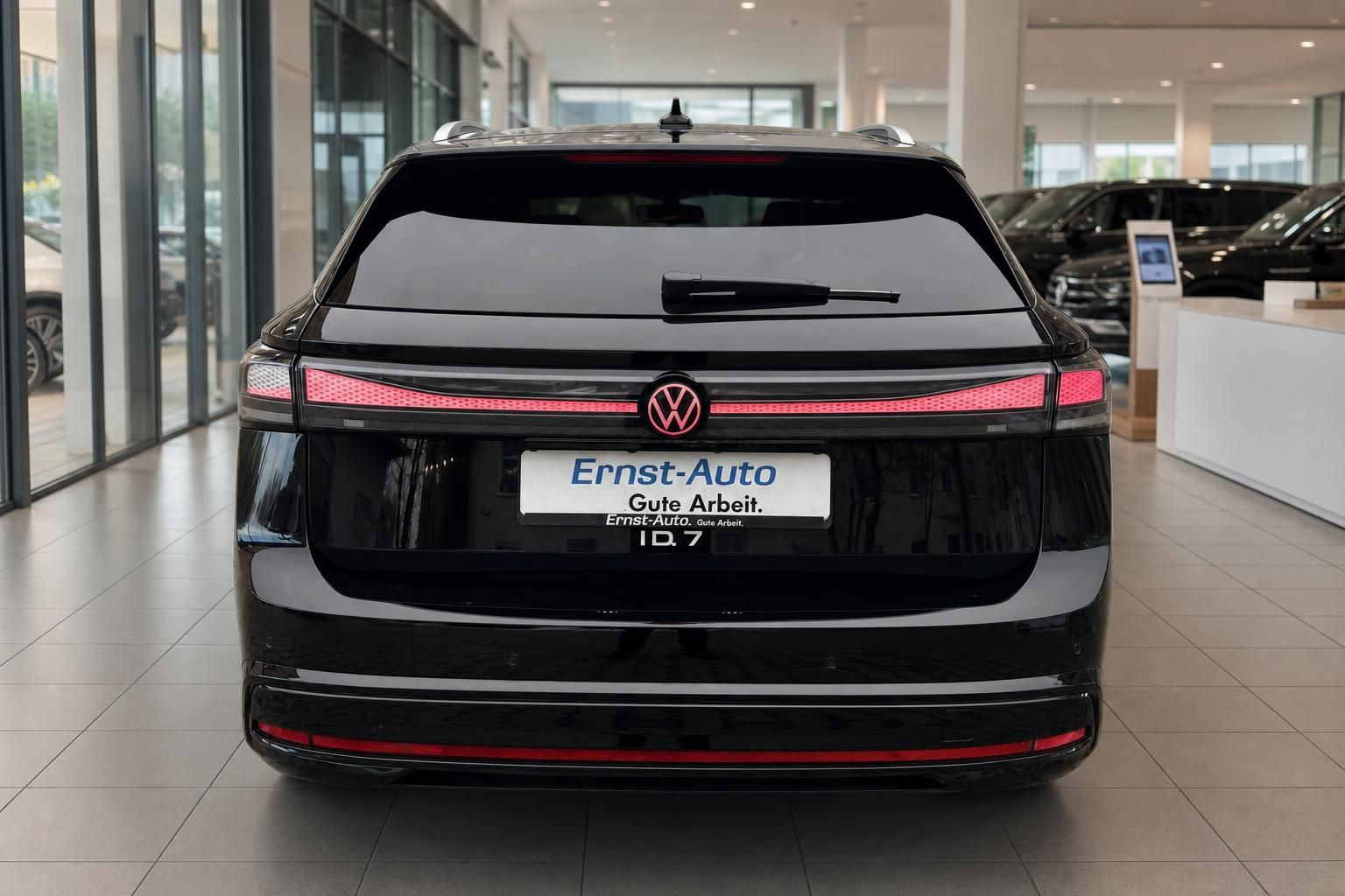 Volkswagen ID.7 Elektroauto schwarz Heckansicht in Autohaus Showroom
