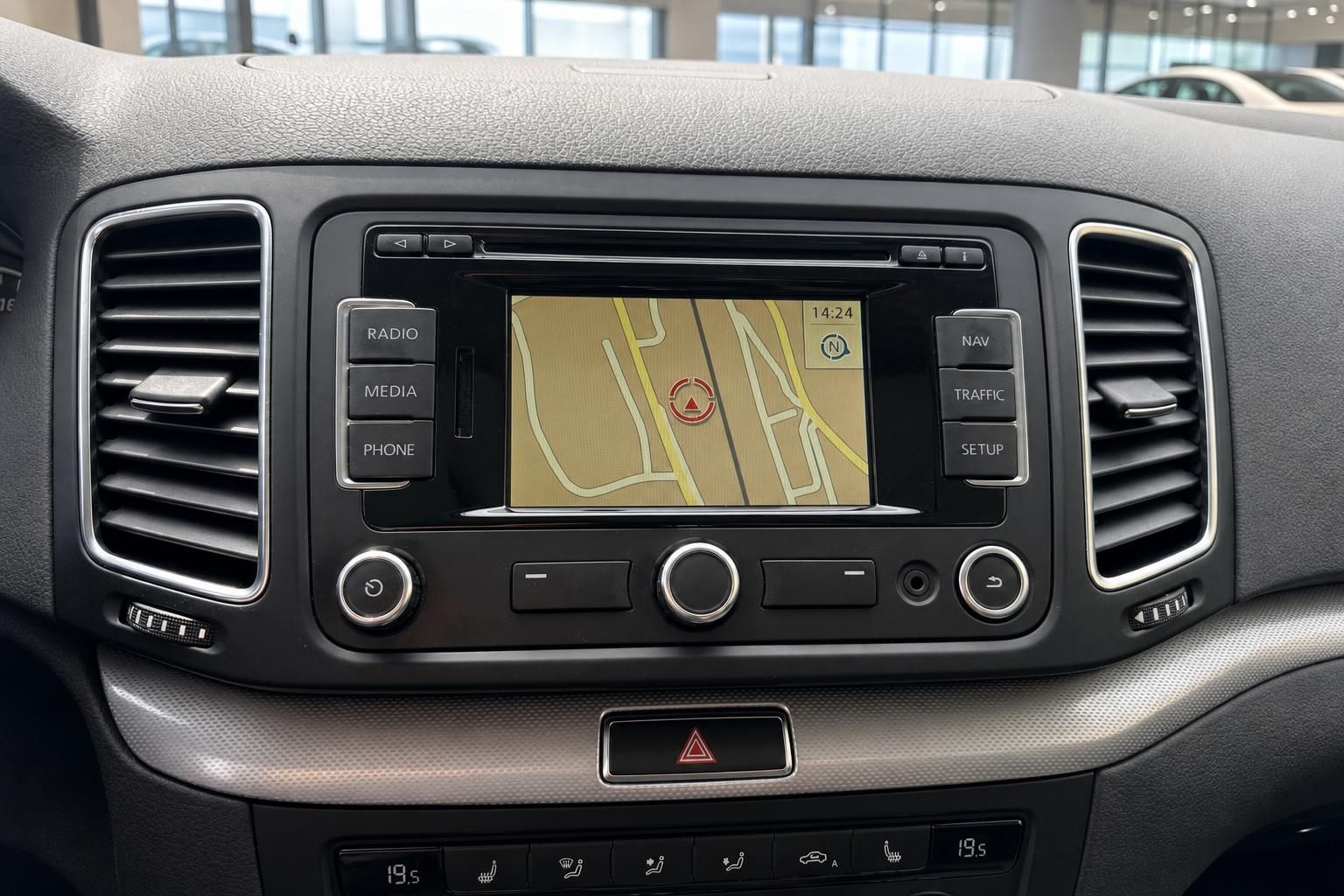 VW Sharan Innenraum mit Navigationssystem RNS 315, Radio, Media und Telefonfunktion im Armaturenbrett