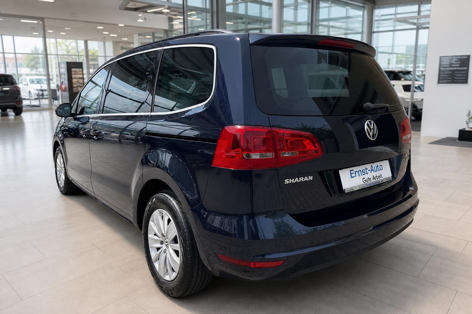 VW Sharan dunkelblau Heckansicht im Autohaus – gepflegter Gebrauchtwagen