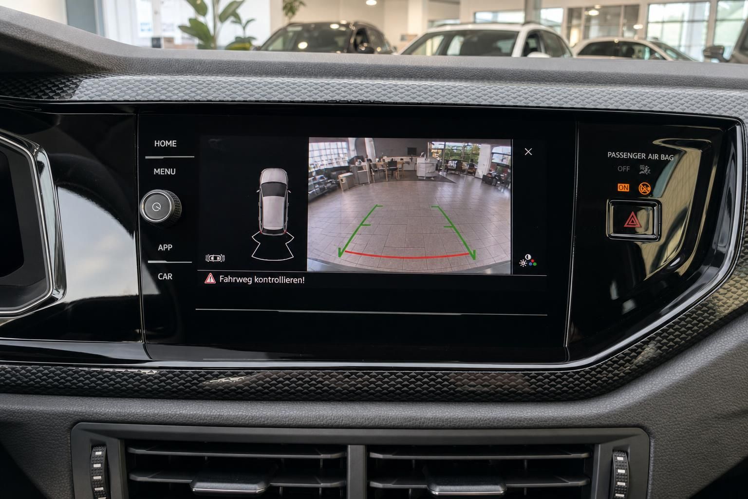 VW Infotainment-Display mit Rückfahrkamera und Einparkhilfe-Anzeige im Fahrzeuginnenraum