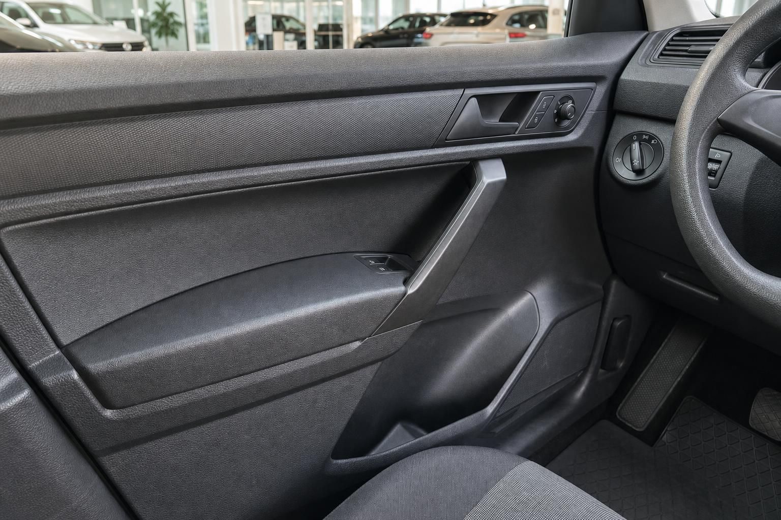 VW Fahrzeug Innenraum – Fahrertür mit Türverkleidung, Fensterheber und Lenkrad in grau