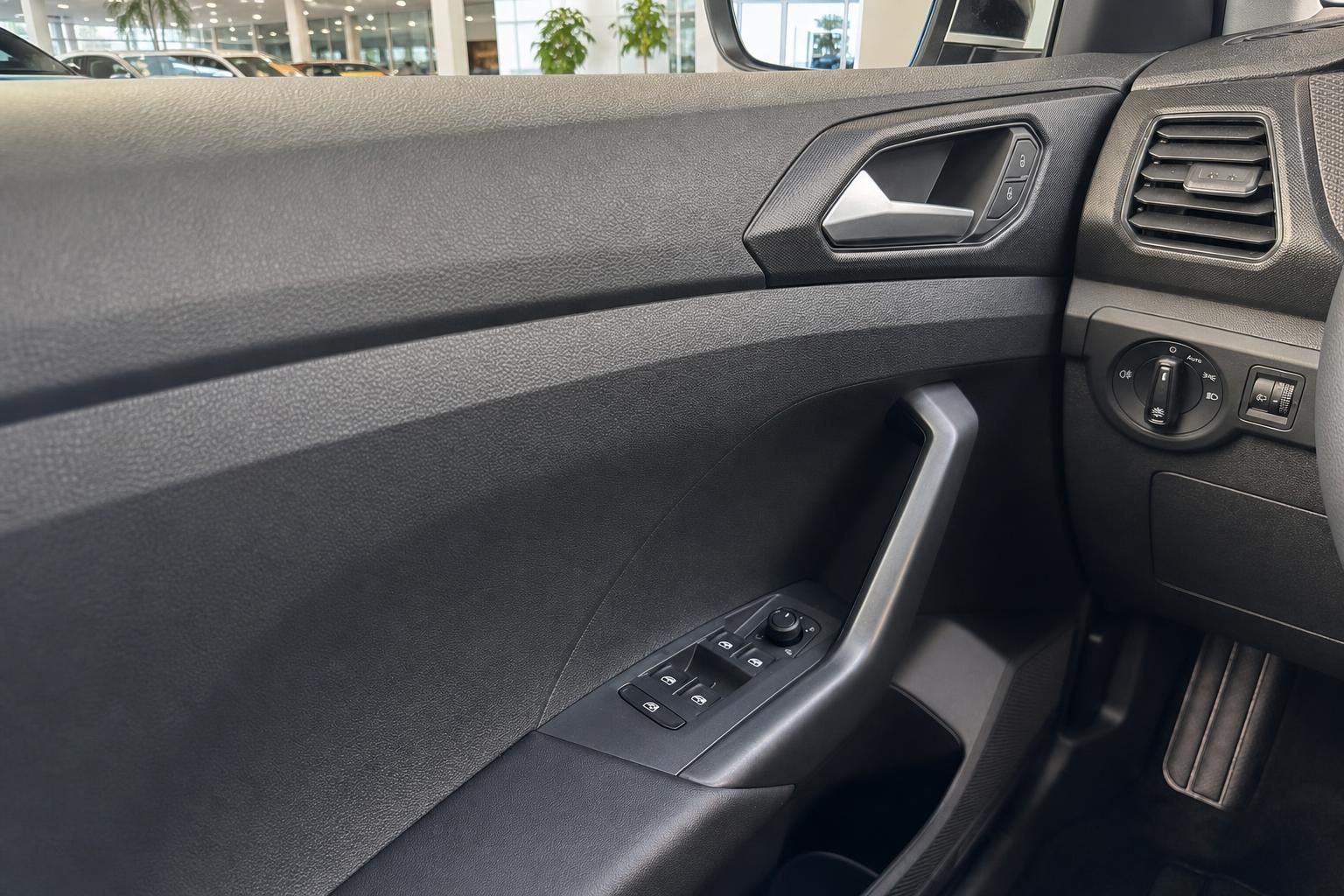 Fahrzeuginnenraum Fahrertür mit Fensterheber, Türgriff und Lichtschalter – detaillierte Innenaufnahme