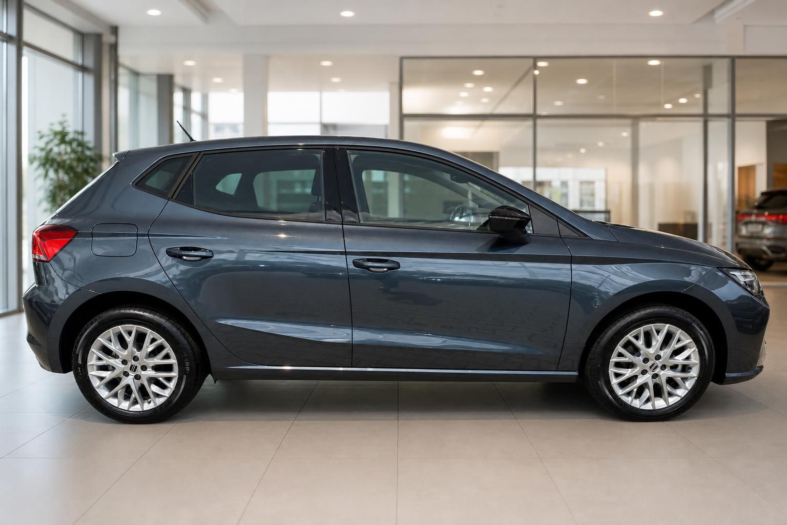 SEAT Ibiza grau metallic Seitenansicht im Autohaus – 5-türiger Kleinwagen mit Leichtmetallfelgen